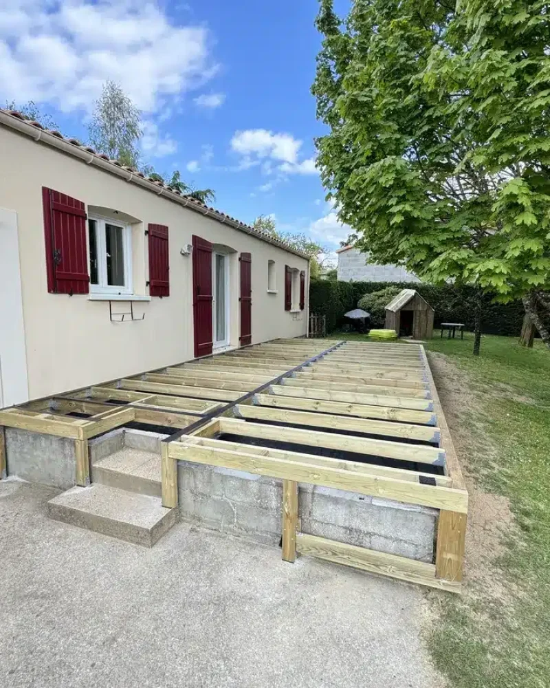 Réalisation d'un aménagement extérieur par Louis GUICHARD, menuisier agenceur à Orée-d'Anjou